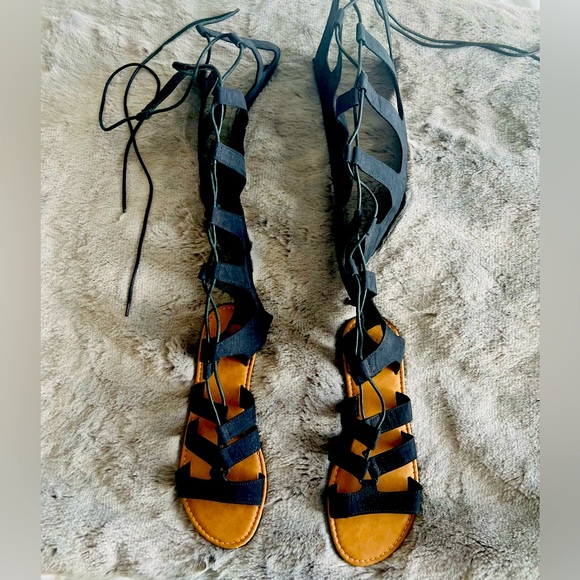 Very Cool Black Faux Suede Knee-High Gladiator Sandals - Picture 1 of 2